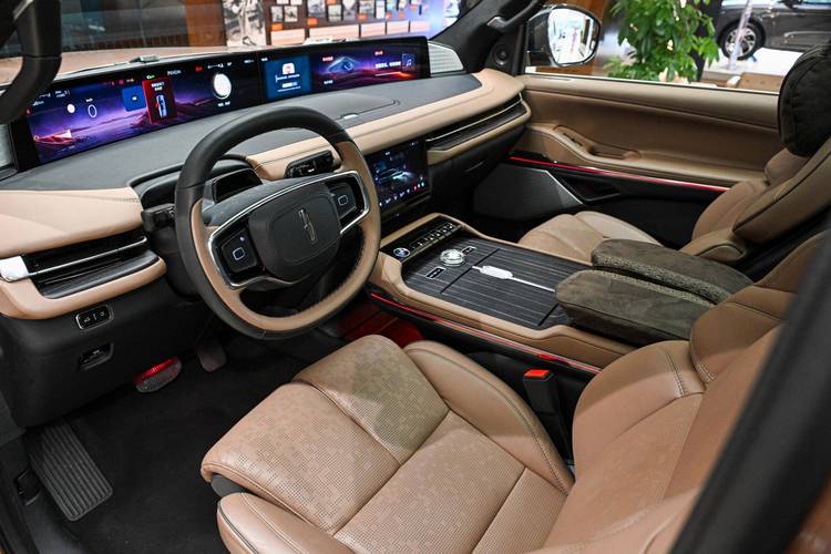 林肯汽车的行李厢盖开启,高合汽车的行业洞察科技出行的前沿